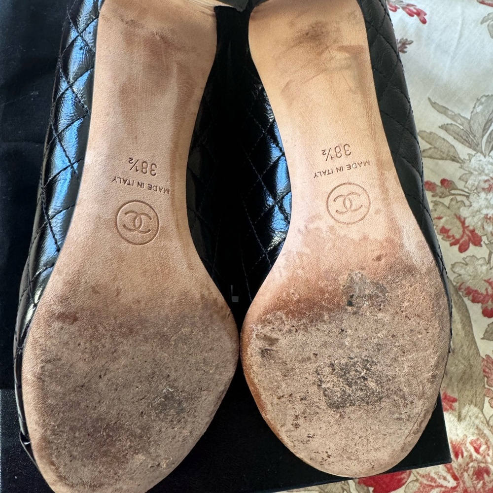 CHANEL QUILTED LEATHER PUMPS - Picture 5 of 5